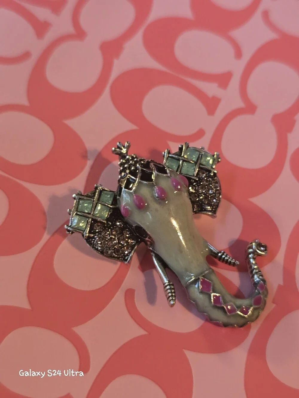 Beautiful Elephant Brooch NEW
